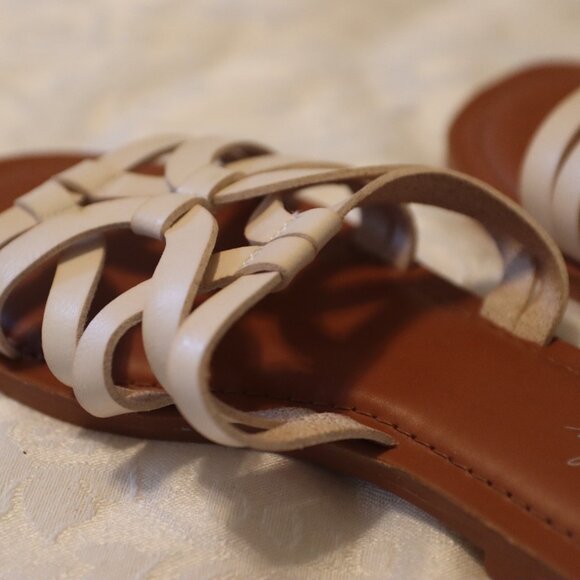 Wonderly Avery White Strappy Sandal Size 8.5 Man Made Materials Flats - Picture 6 of 12